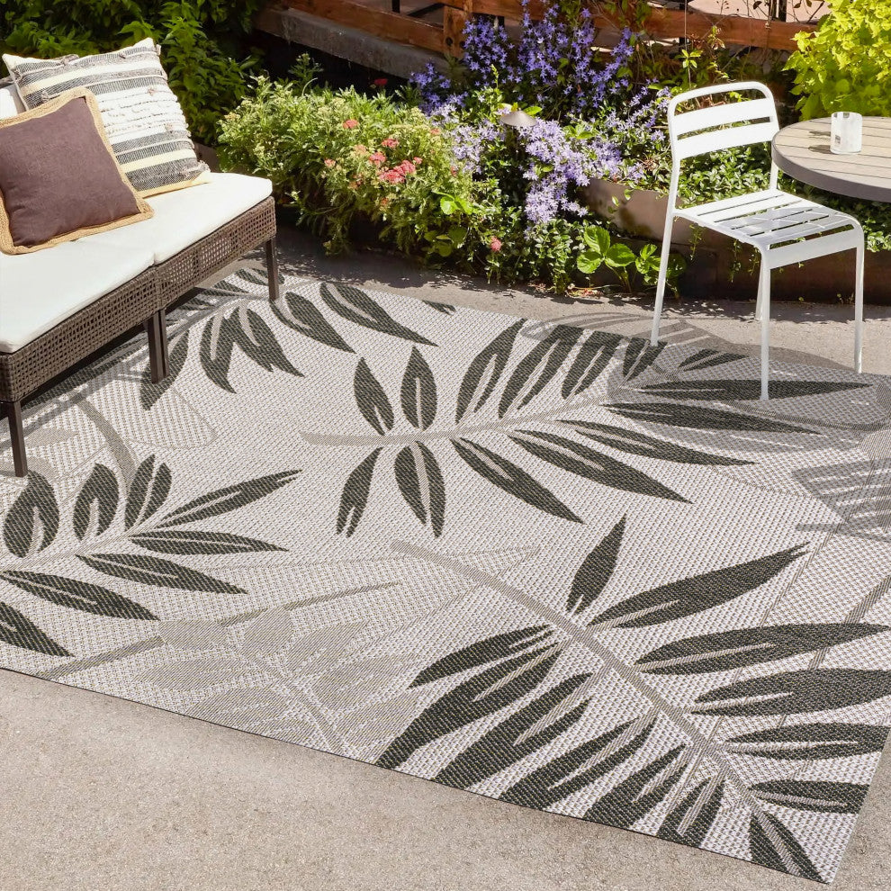 Havana Tropical Palm Leaf Indoor/Outdoor Area Rug, Gray/Black, 4 X 6