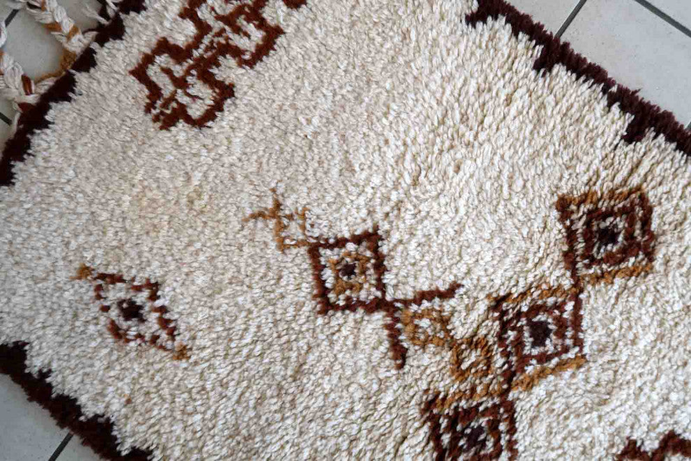 Handmade Vintage Moroccan Berber Rug 2.4'x4.4', 74cmx136cm 1970s