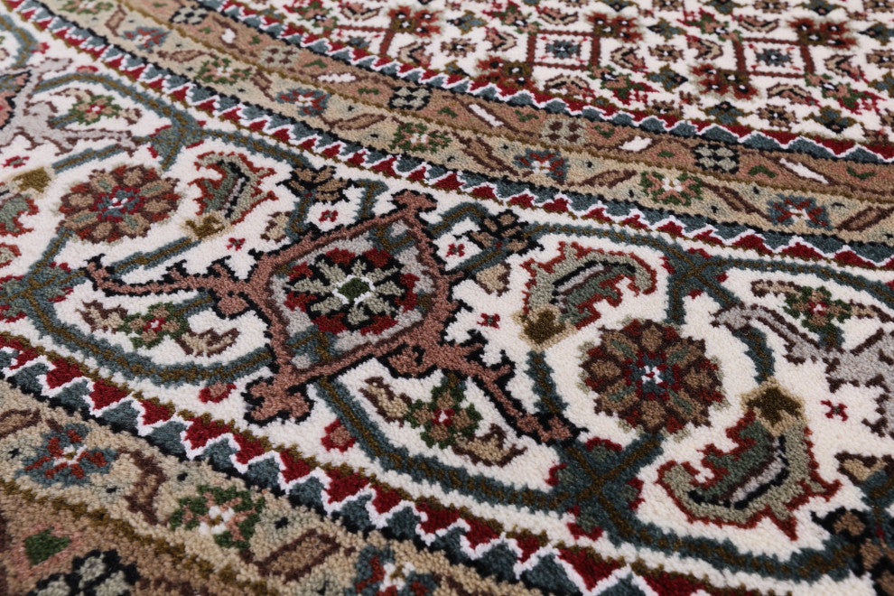 7' Round Persian Tabriz Wool and Silk Hand Knotted Rug Q6043
