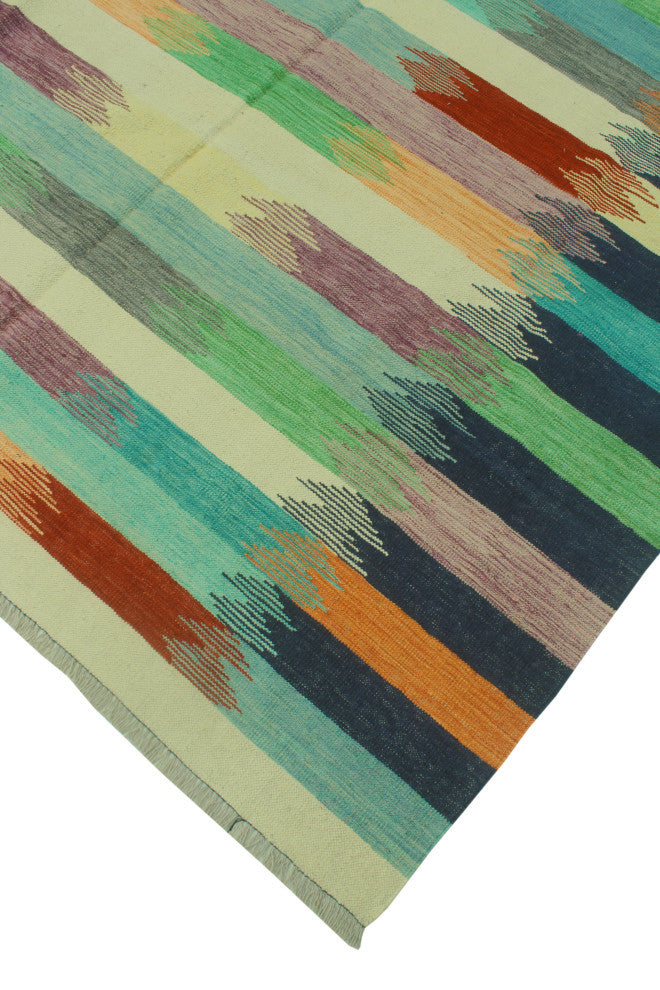Winchester Kilim FeLight on Ivory/Blue Rug, 6'5x9'10