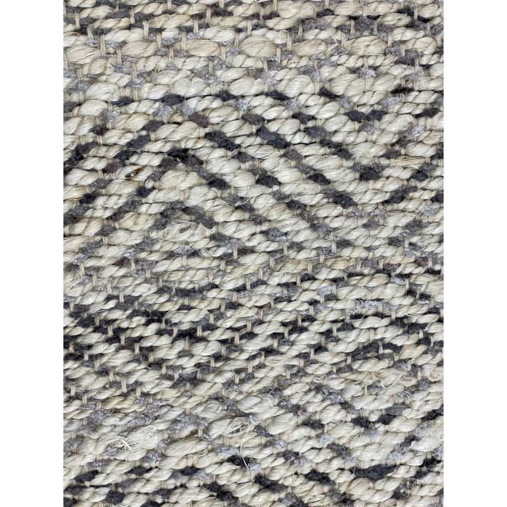 5" x 7" Gray and White Diamonds Area Rug