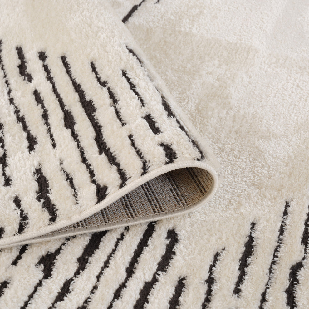 Monotone Moroccan White Power-Loom Area Rug 5' x 7'6"