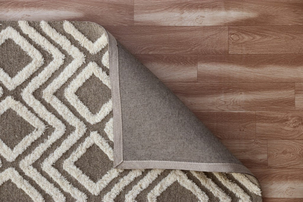 5" x 7" Gray and White Diamond Area Rug