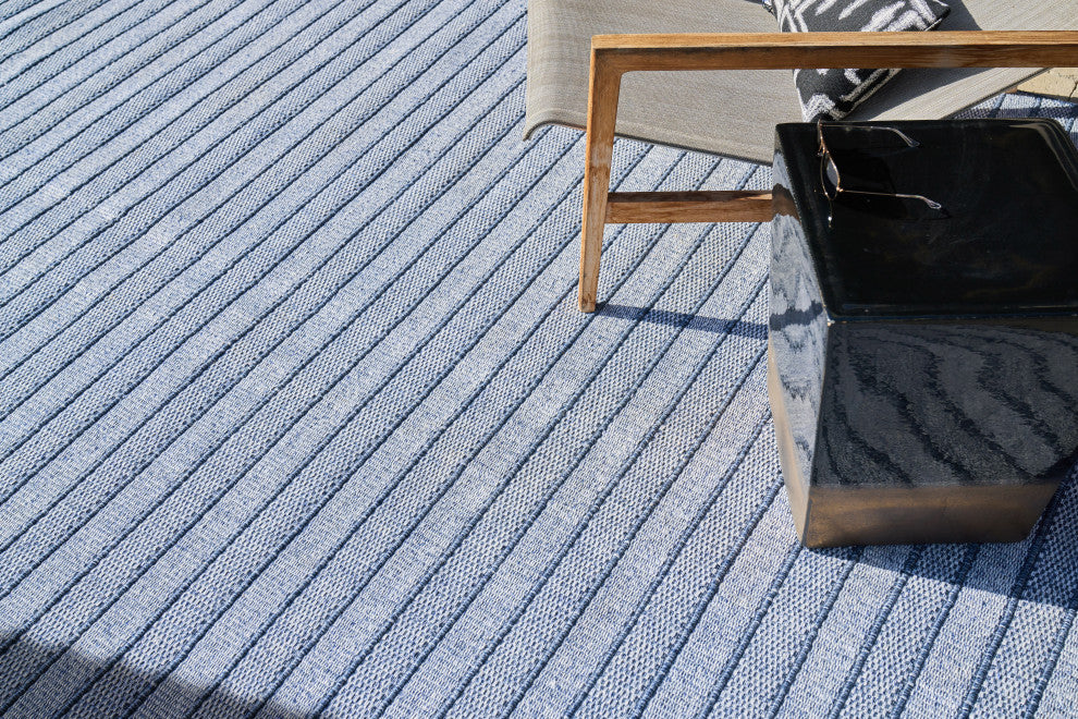 Nova Indoor/Outdoor Handmade Flatwoven PET yarn Blue Area Rug, 5'x8'