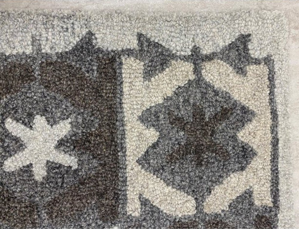 7" x 9" Gray and Ivory Classic Decorative Area Rug