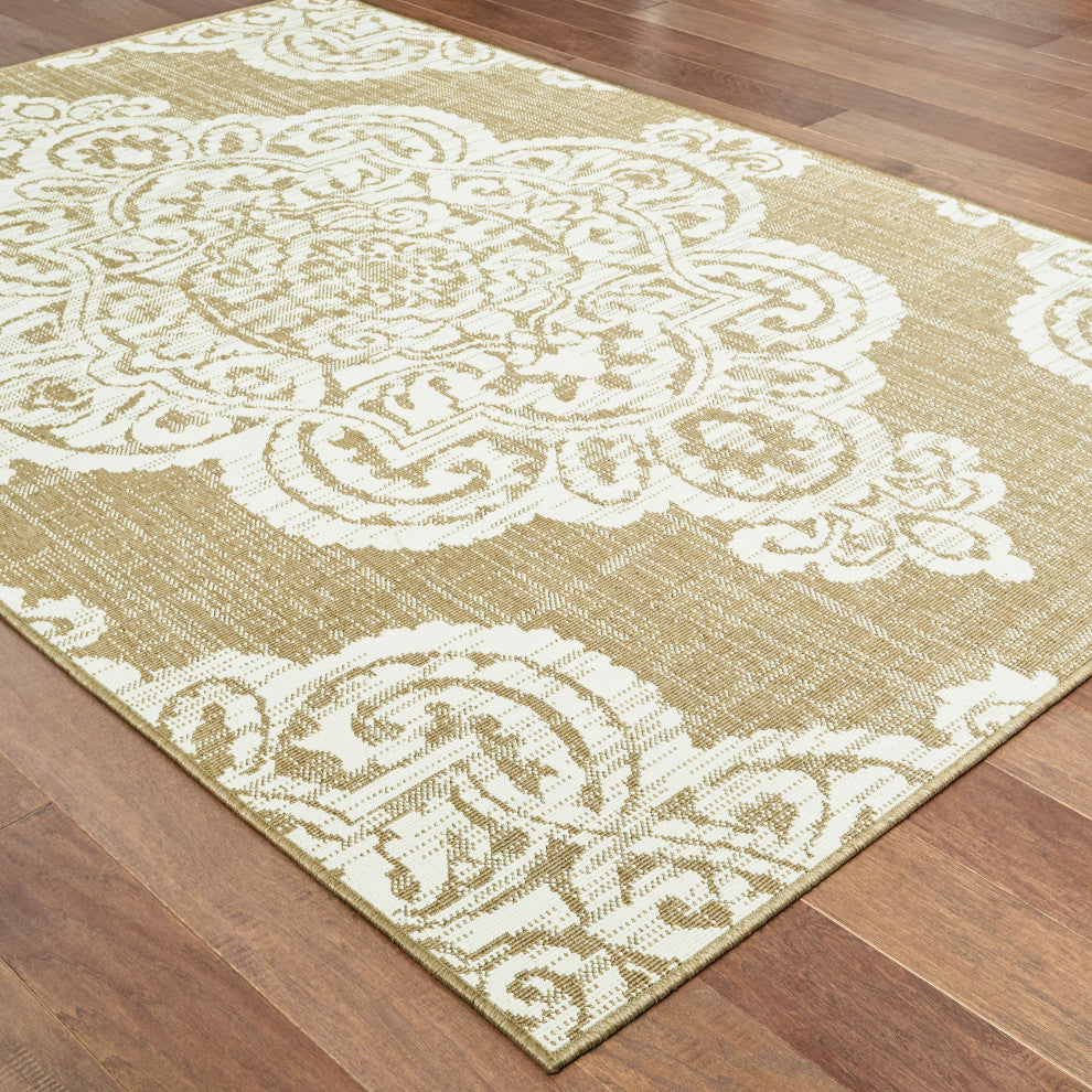 Martinique Overscale Medallion Tan/ Ivory Indoor/Outdoor Area Rug, 8'6"x13'