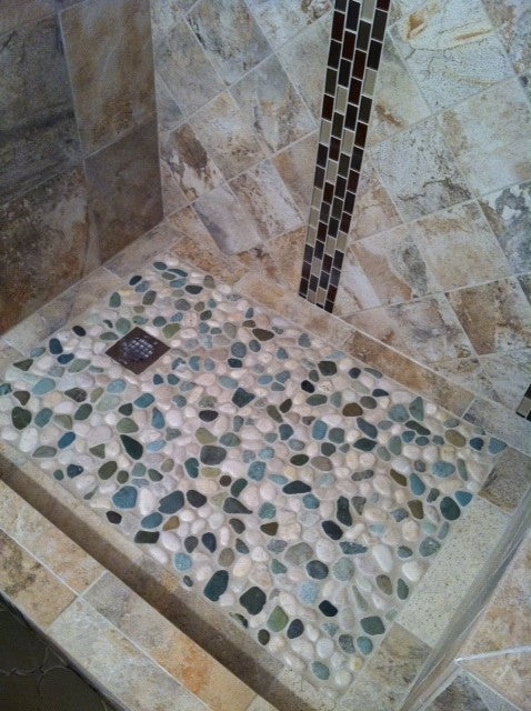 Sea Green & White Glazed Pebble Tile: Finely sorted stones for dÃ©cor