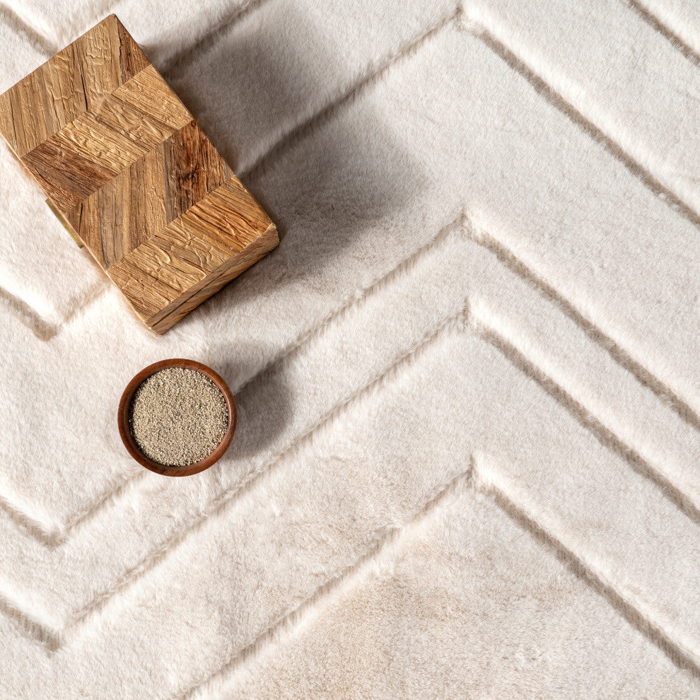 Nuloom Chevron Faux Rabbit Washable Rug, Off White 2' 6" x 8'