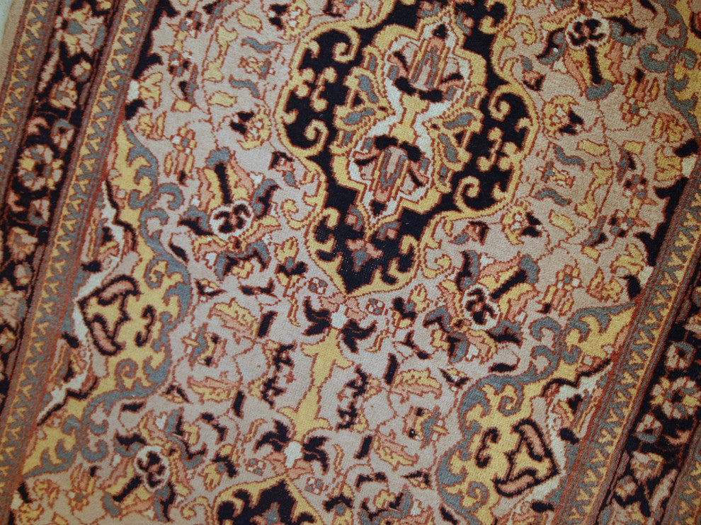 Handmade vintage Pakistani Lahore rug 3,1' x 5' ( 95cm x 154cm ) 1970