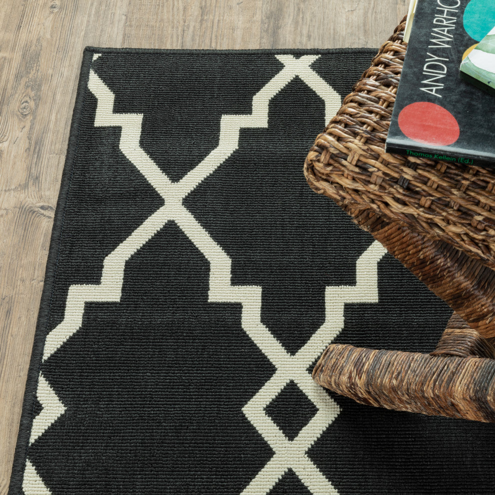 Martinique Lattice Black/ Ivory Indoor/Outdoor Area Rug, 7'10"x10'10"