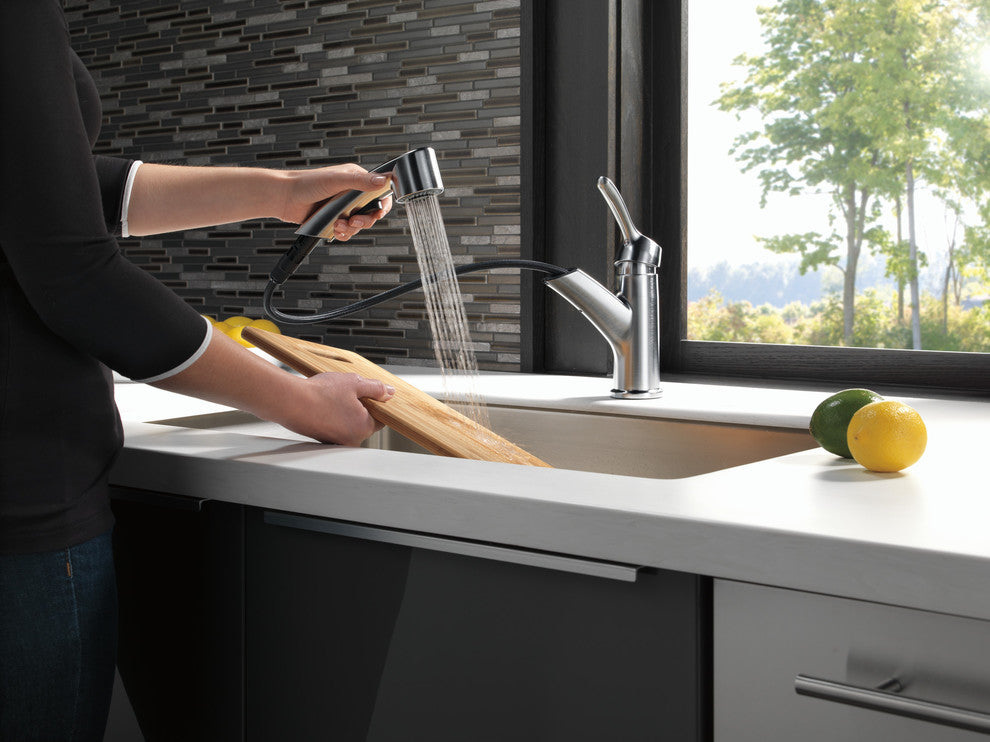 Delta Collins Single Handle Pull-Out Kitchen Faucet, Arctic Stainless