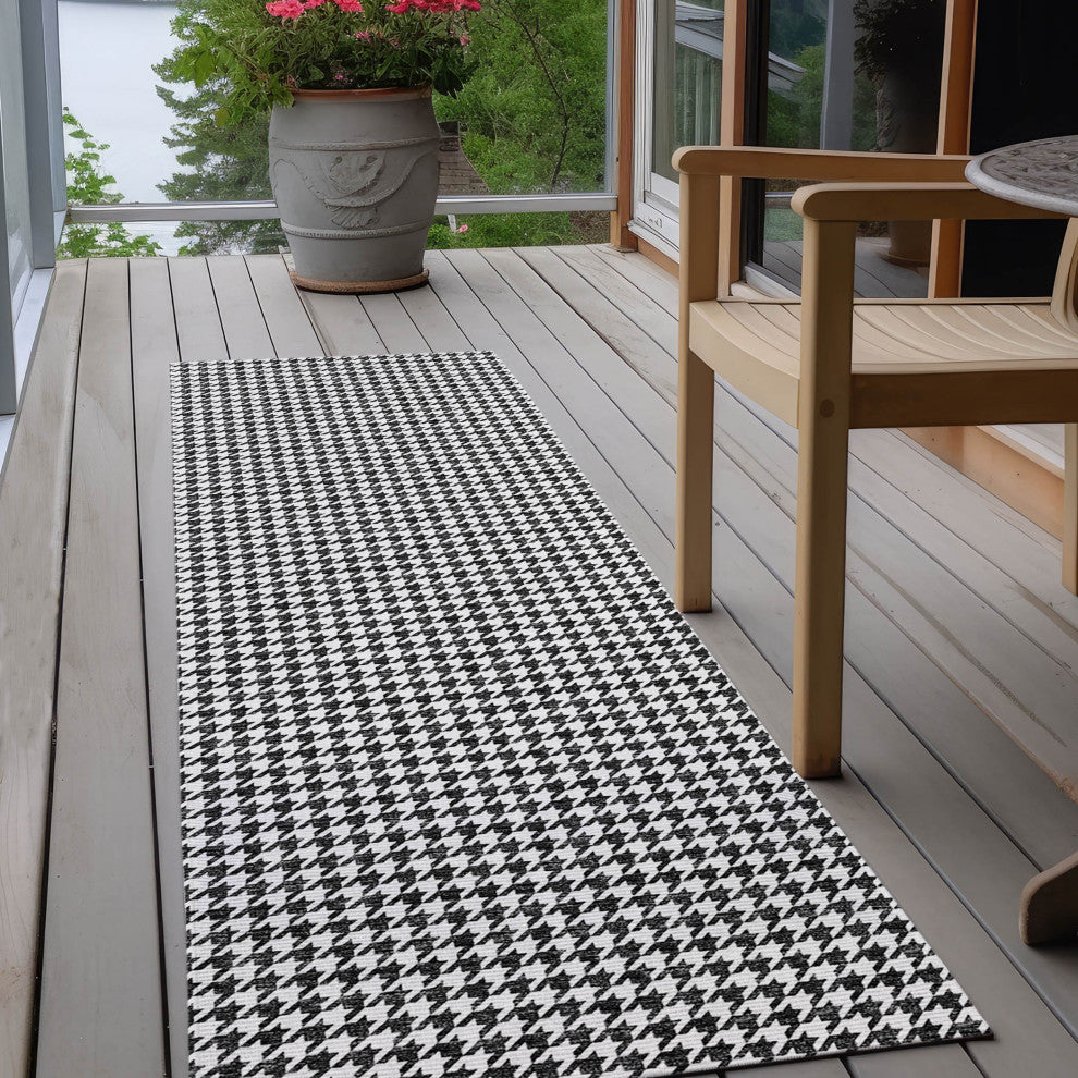 Indoor/Outdoor Hinton HN1 Black Machine Washable 2'3" x 10' Rug