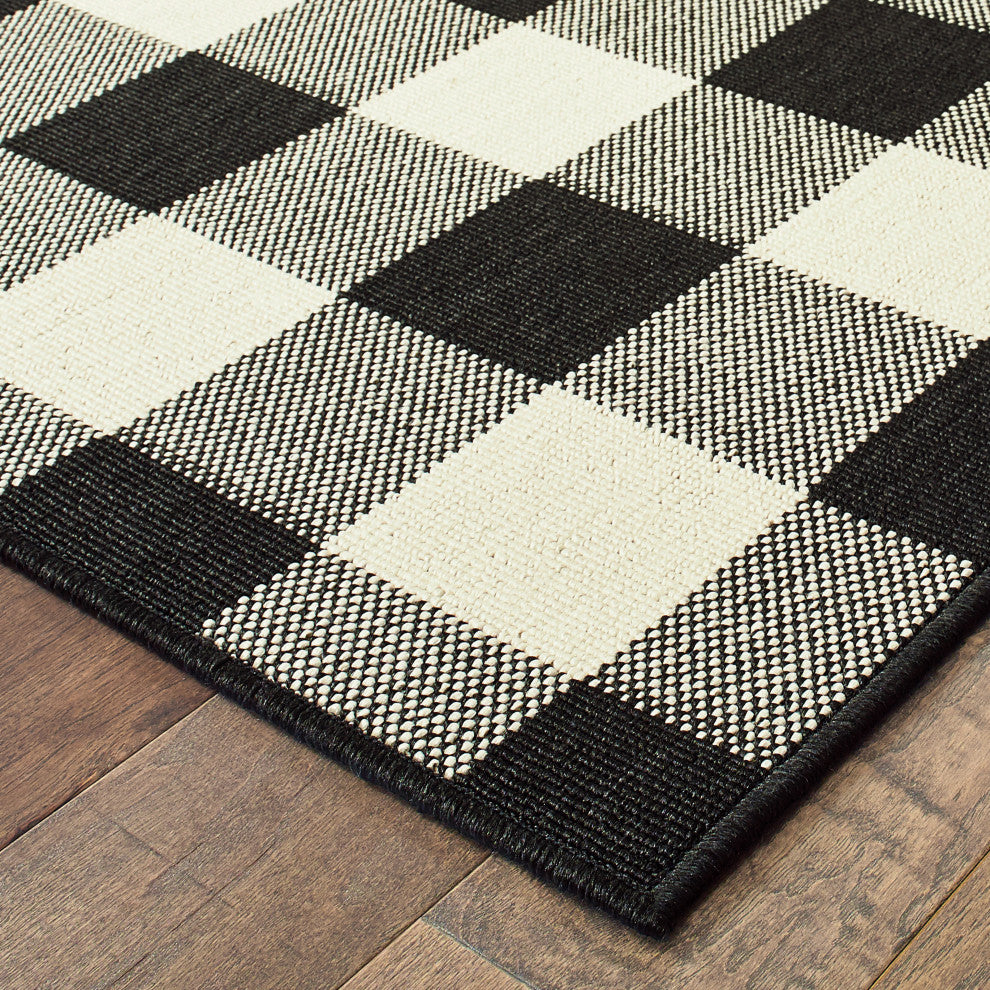 Martinique Gingham Check Black/ Ivory Indoor/Outdoor Area Rug, 5'3"x7'6"
