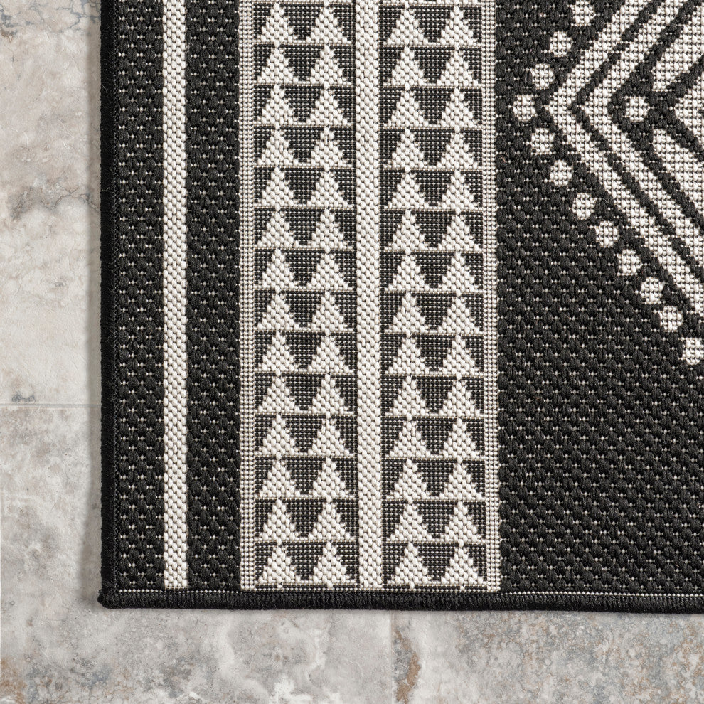 Nuloom Ranya Tribal Indoor/Outdoor Contemporary Area Rug, Black 4'X6'