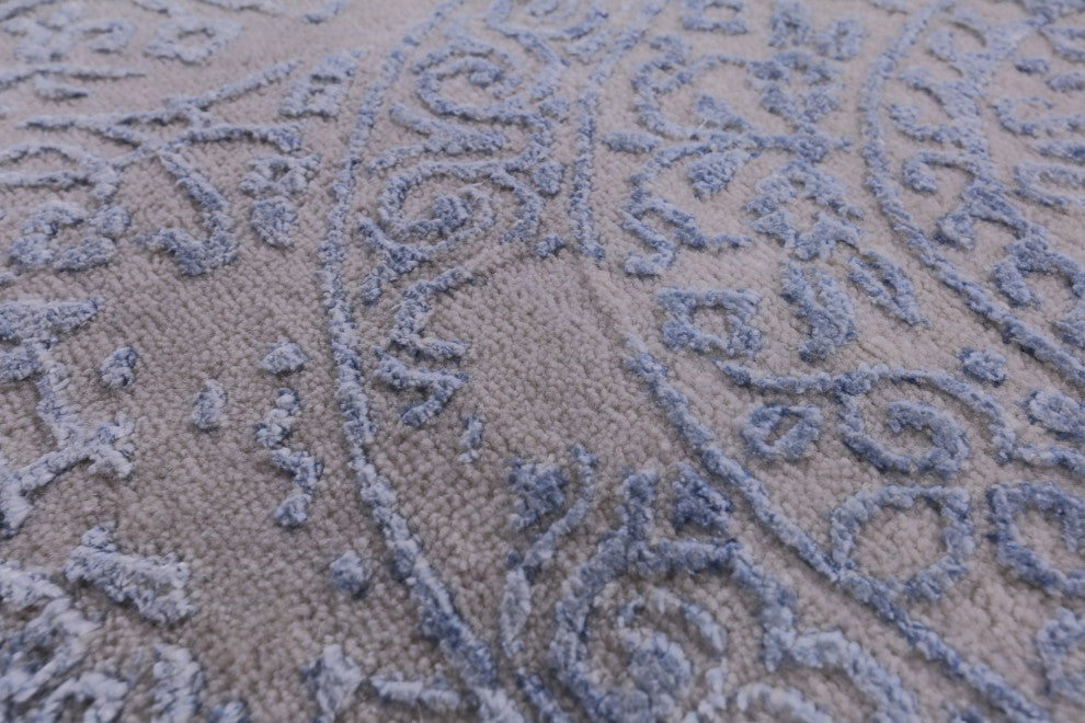 8' Round Wool and Silk Persian Hand Knotted Rug Q6582