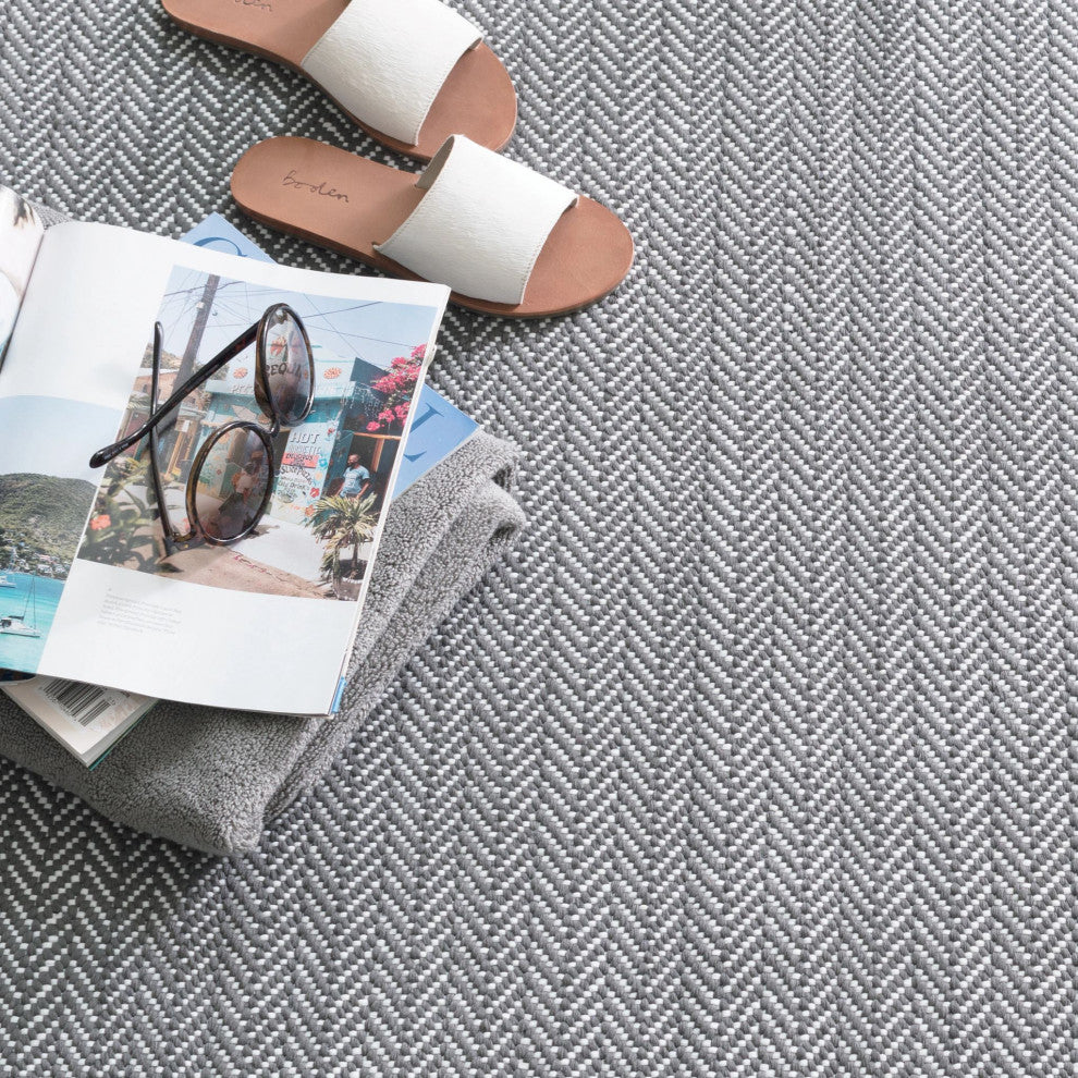 Dash & Albert Herringbone Shale/White Handwoven Indoor/Outdoor Rug, 2' x 3'