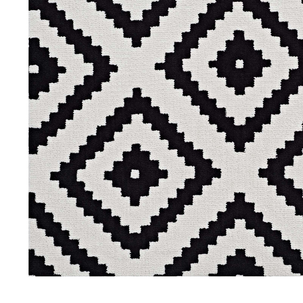 Alika Abstract Diamond Trellis 5x8 Area Rug - Black and White