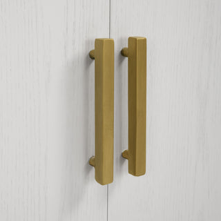 Close-up of hardware/handles on white background (alternate_white_close).