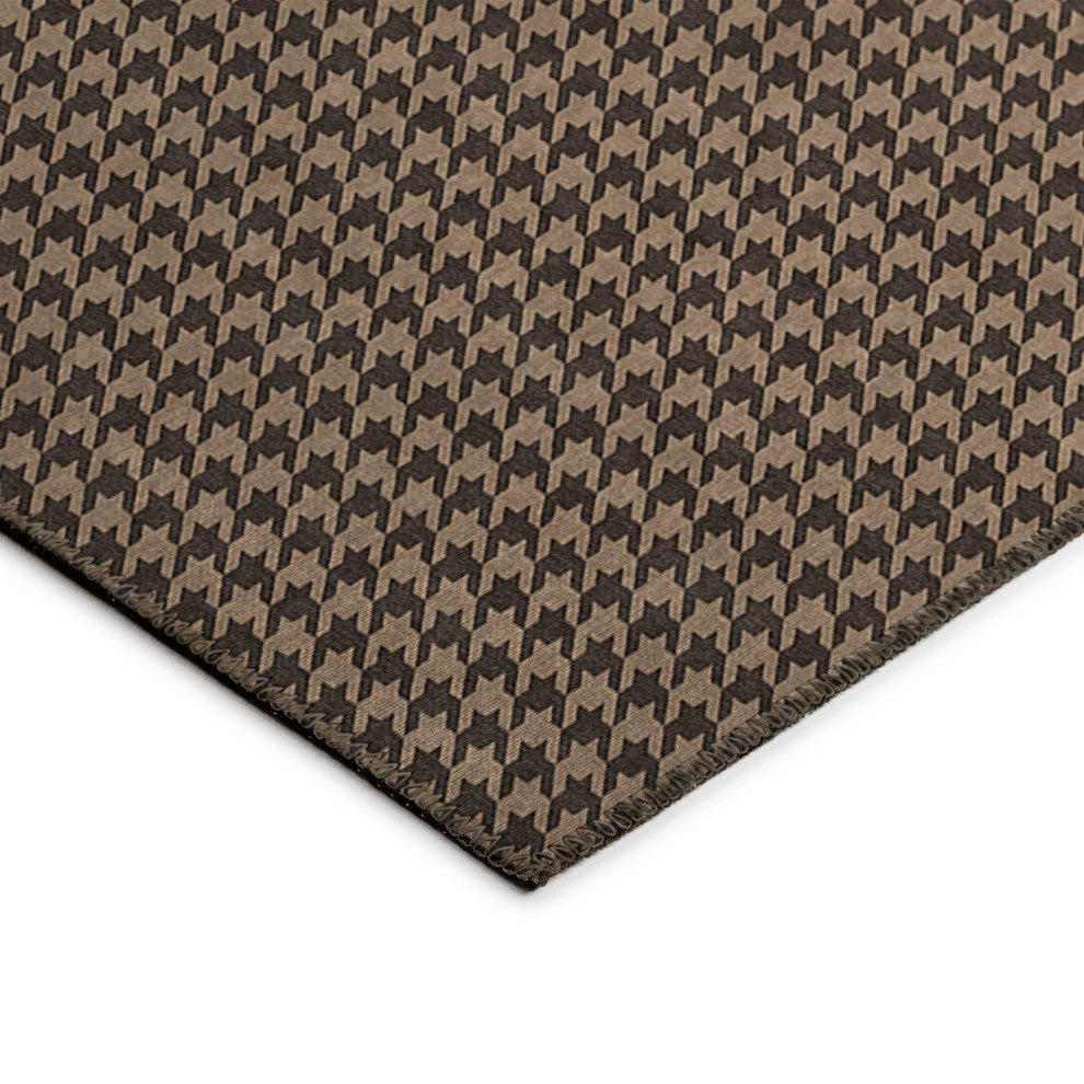 Indoor/Outdoor Hinton HN1 Chocolate Machine Washable 3' x 5' Rug