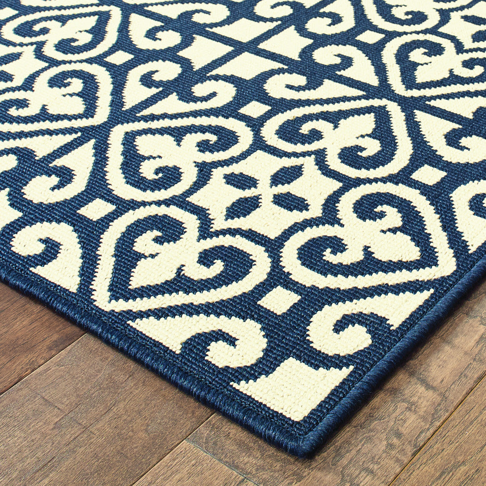 Martinique Intricate Lattice Ivory/ Navy Indoor/Outdoor Area Rug, 6'7"x9'6"