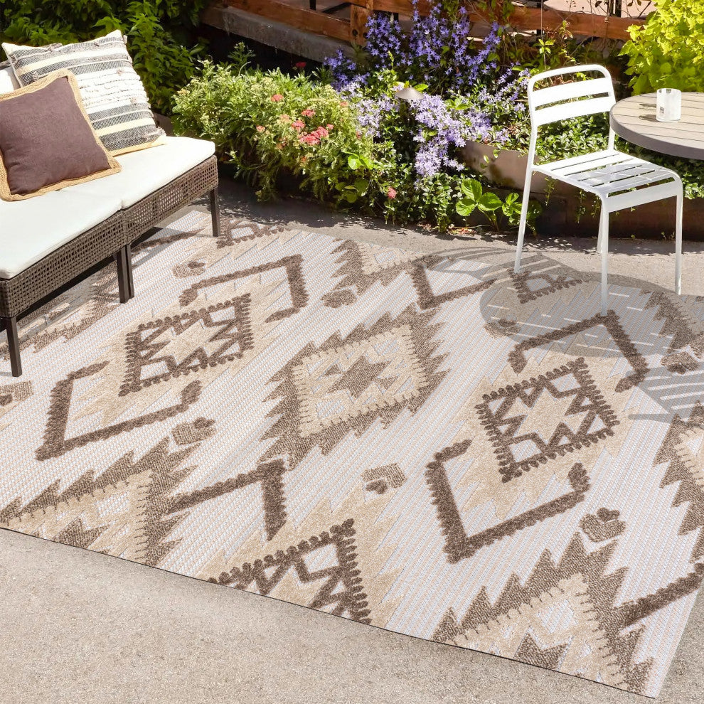 Sumak High-Low Neutral Diamond Indoor/Outdoor Area Rug, Brown/Ivory, 4x6