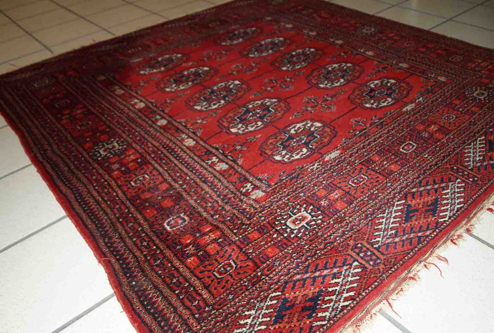 Handmade vintage Turkmen Tekke rug 3.5' x 3.6' (109cm x 112cm) 1970s