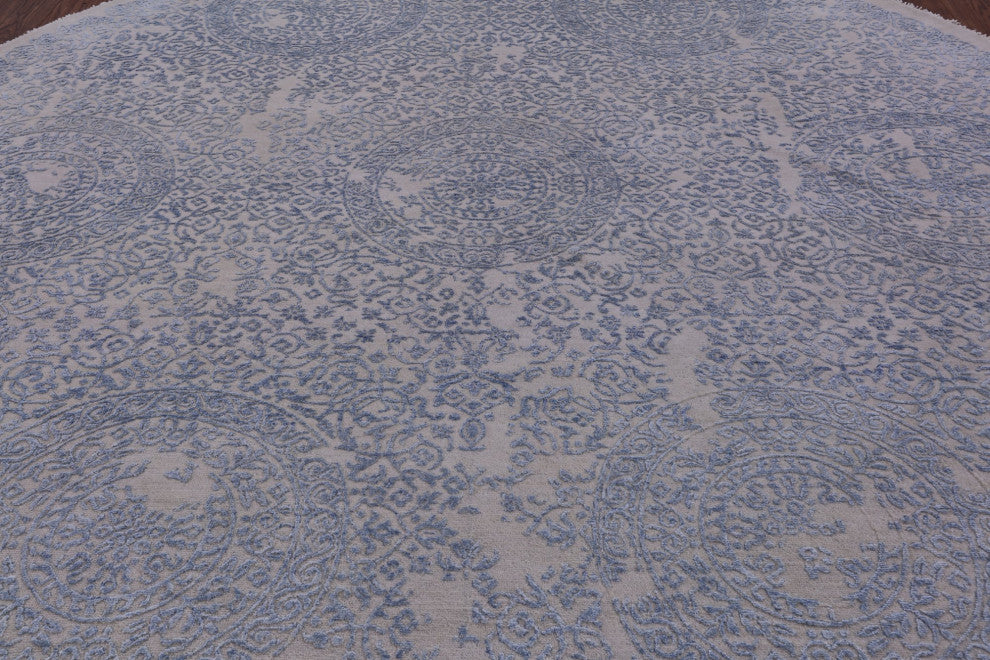 8' Round Wool and Silk Persian Hand Knotted Rug Q6582