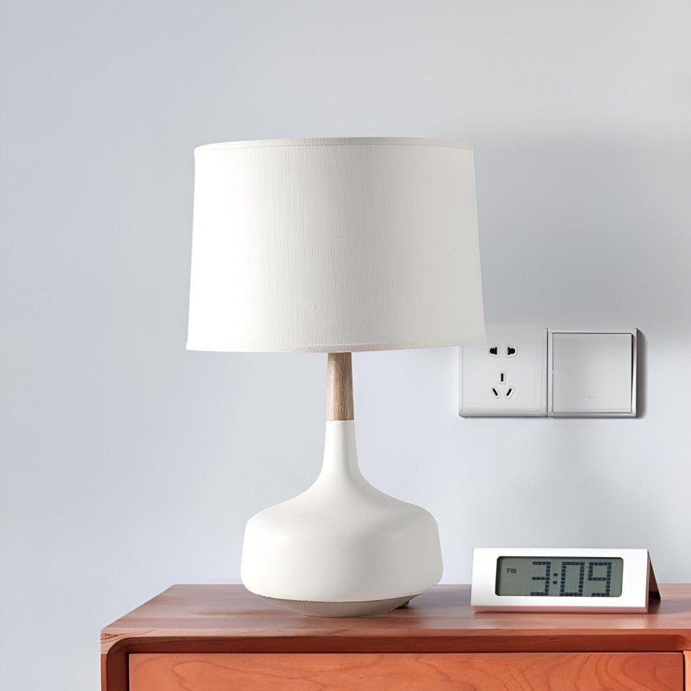 Gstaad | White Simple Desk Lamp in a Nordic Style