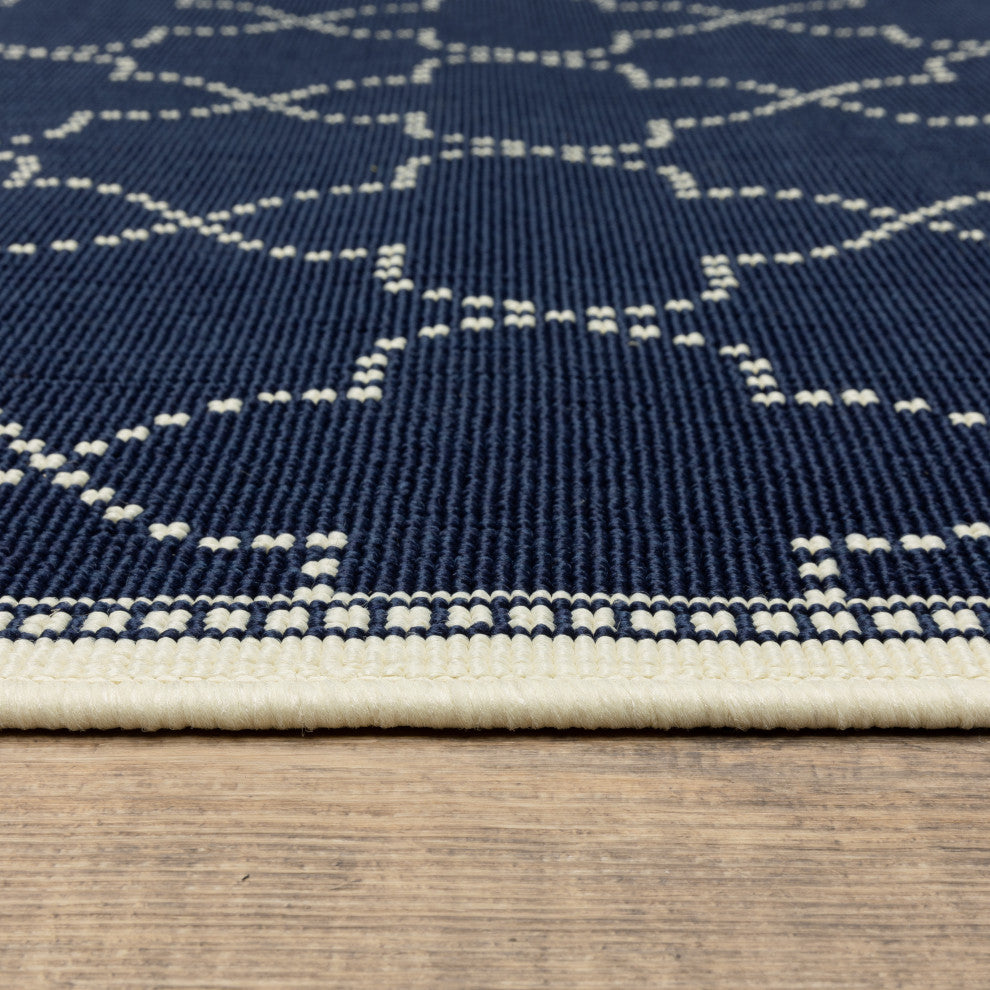 Martinique Simple Lattice Navy/ Ivory Indoor/Outdoor Area Rug, 6'7"x9'6"