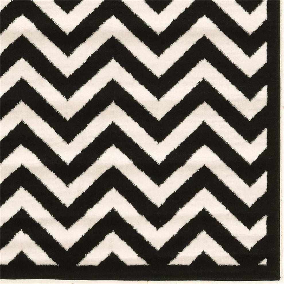 Linon Capri Chevron Machine Made Polypropylene 4'4"x7'3" Rug in Black