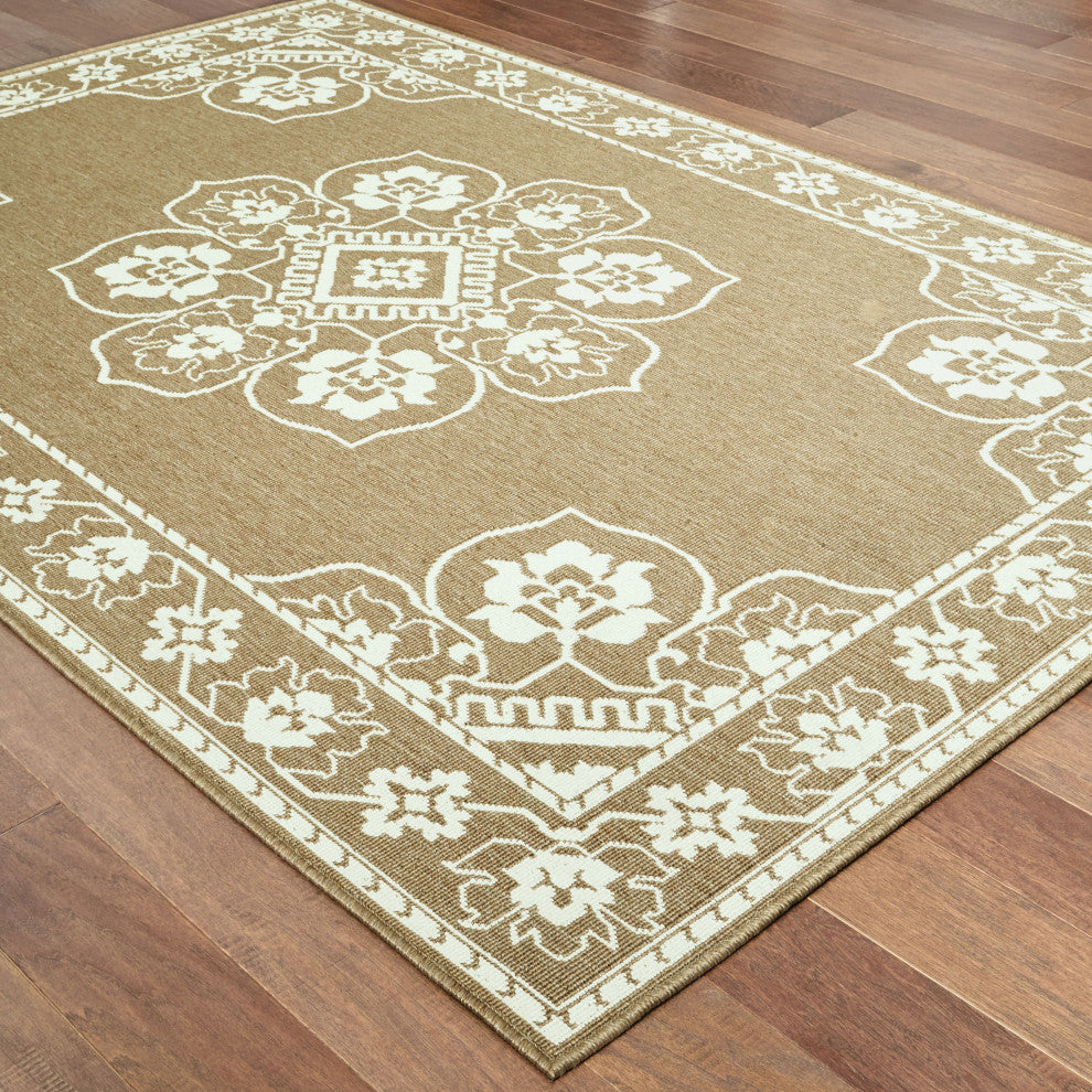Martinique Floral Medallion Tan/ Ivory Indoor/Outdoor Area Rug, 2'5"x4'5"