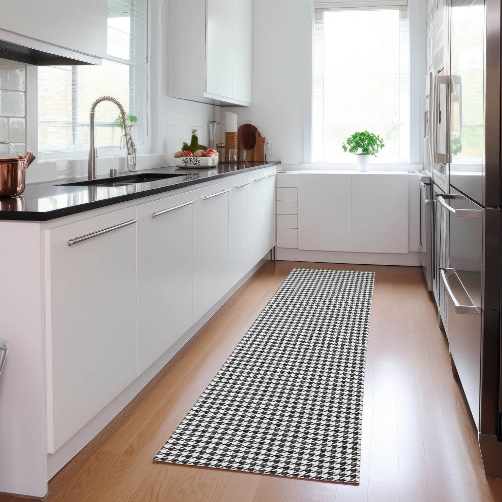 Indoor/Outdoor Hinton HN1 Black Machine Washable 2'3" x 10' Rug
