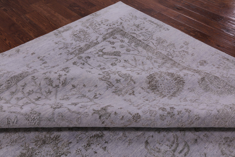 9' 0" X 12' 1" Persian Wool and Silk Hand-Knotted Rug Q6316