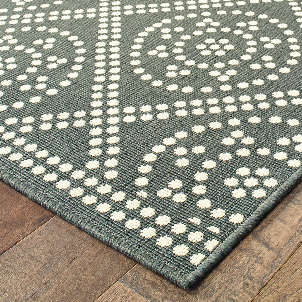 Martinique Lattice Medallions Grey/ Ivory Indoor/Outdoor Area Rug, 6'7"x9'6"