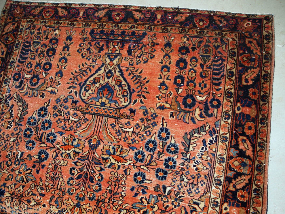 Handmade antique Persian Sarouk rug 3.6' x 5.4' (109cm x 164cm) 1920s