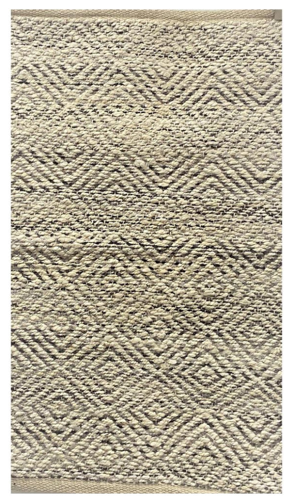 5" x 7" Gray and White Diamonds Area Rug