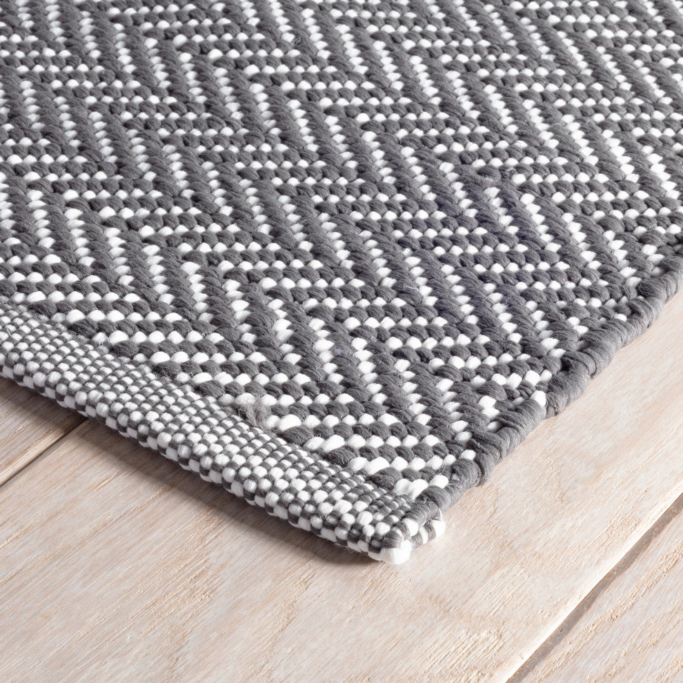 Dash & Albert Herringbone Shale/White Handwoven Indoor/Outdoor Rug, 2' x 3'