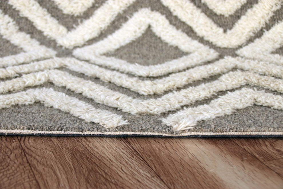7" x 9" Gray and White Diamond Area Rug