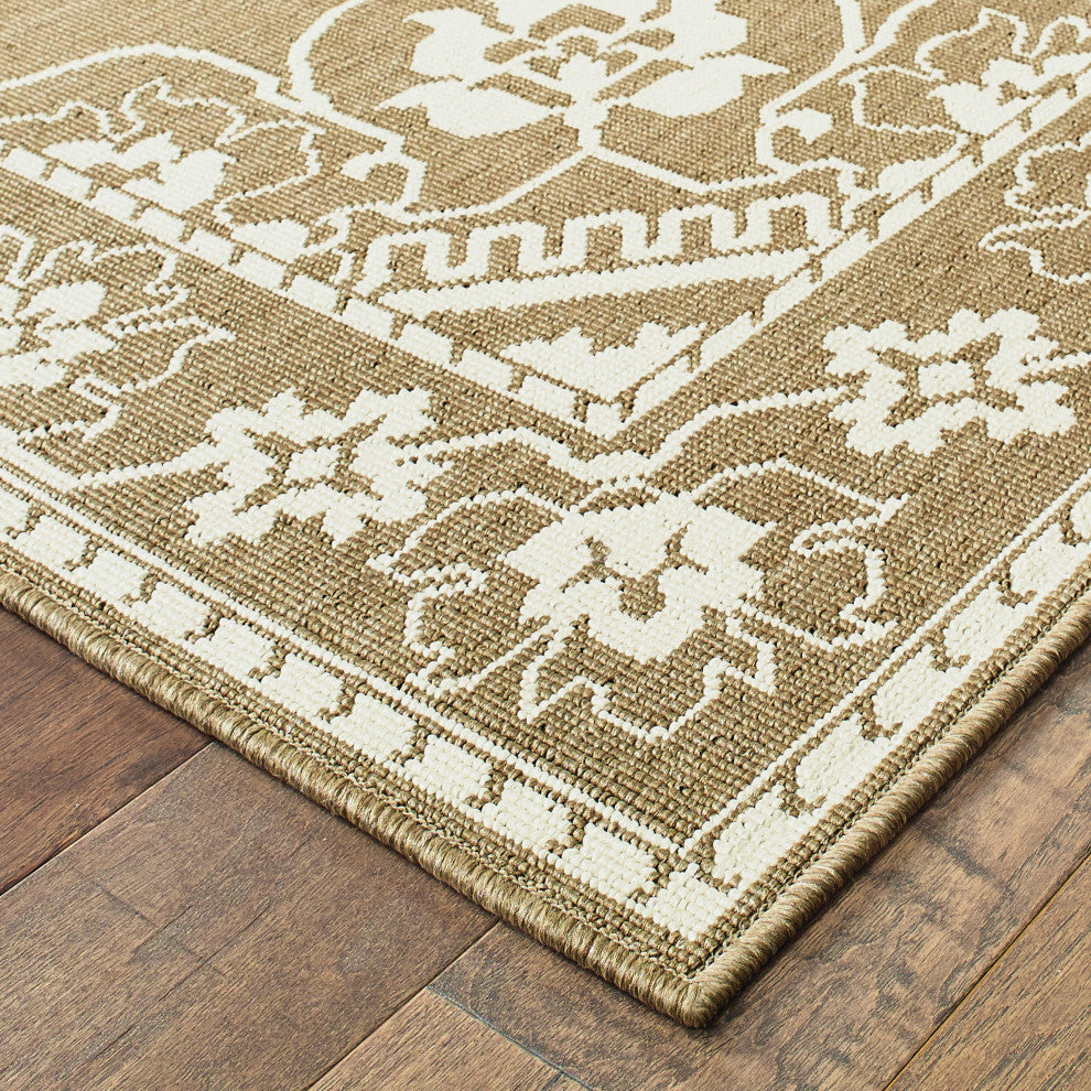 Martinique Floral Medallion Tan/ Ivory Indoor/Outdoor Area Rug, 2'5"x4'5"
