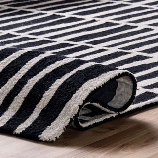 Nuloom Irregular Parallel Bars Area Rug, Black 4'x6'