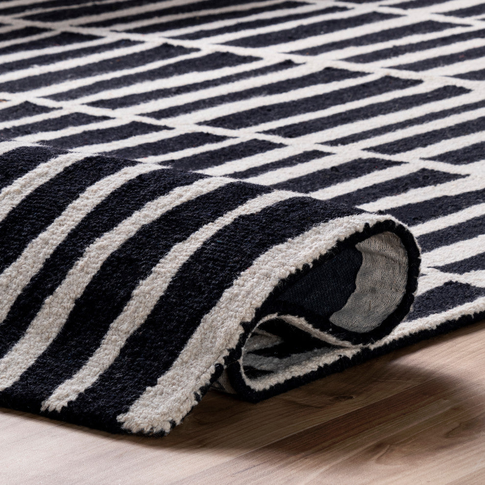 Nuloom Irregular Parallel Bars Area Rug, Black 4'x6'