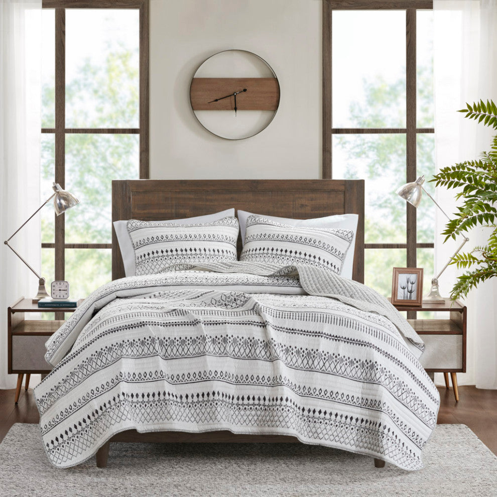 Madison Park Fraser 3 Piece Printed Microfiber Seersucker Quilt Set, Ivory/Black, King/Cal King
