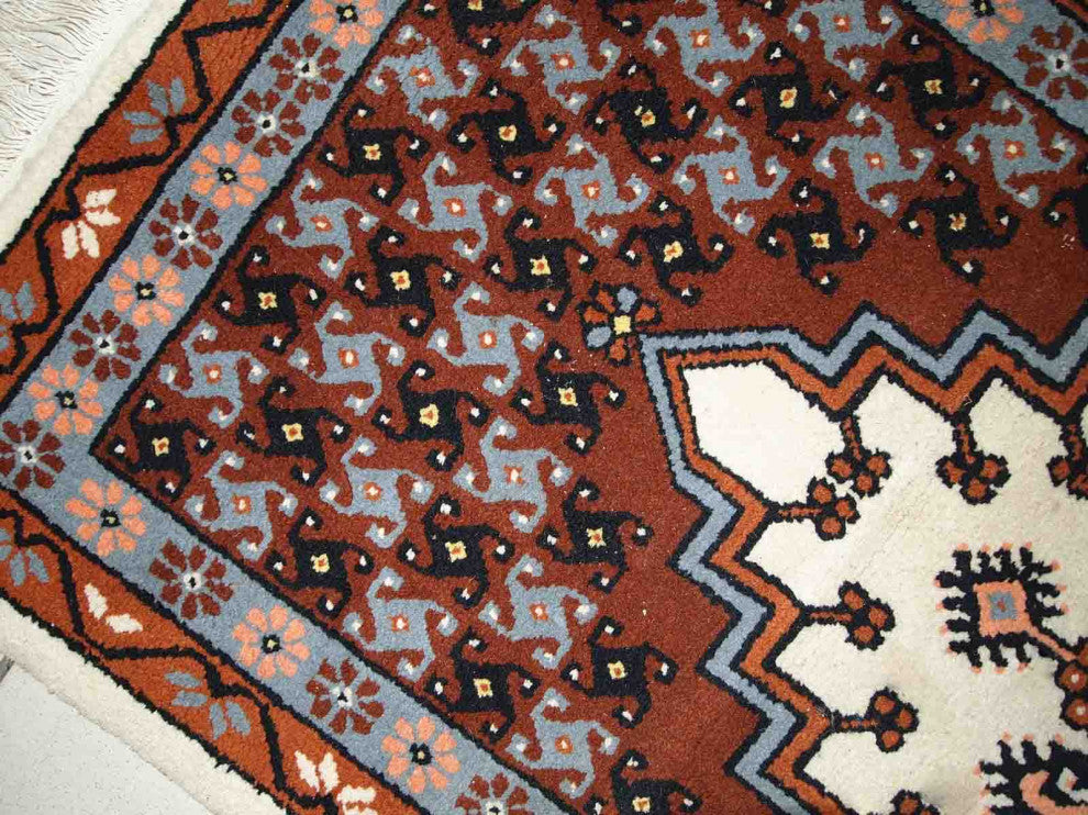 Handmade vintage Moroccan Berber rug 2.6' x 5.6' (81cm x 170cm) 1970s
