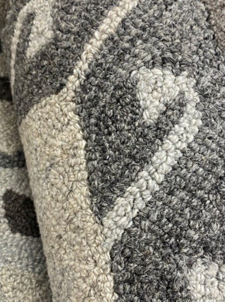 7" x 9" Gray and Ivory Classic Decorative Area Rug