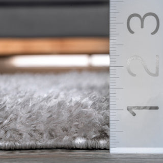 Nuloom Soft and Plush Cloudy Solid Shag Rug, Silver 5'3"x7'6"