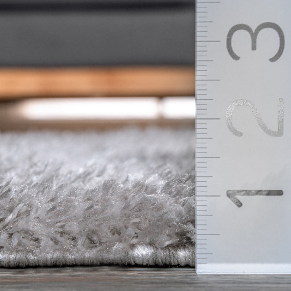 Nuloom Soft and Plush Cloudy Solid Shag Rug, Silver 5'3"x7'6"