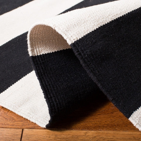 Safavieh Montauk Mtk712D Rug, Black/White, 2'6" X 4'0"