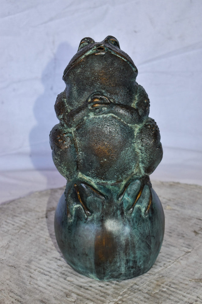 Frog With Green Patina Bronze Statue Fountain Size: 6" x 6" x 14"H