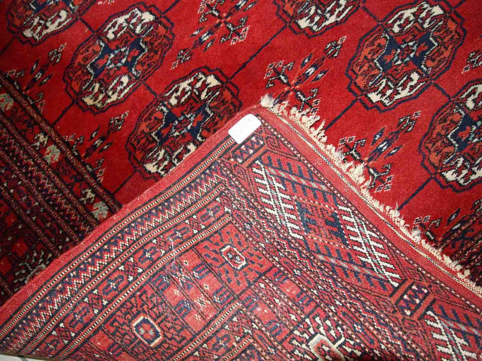 Handmade vintage Turkmen Tekke rug 3.5' x 3.6' (109cm x 112cm) 1970s