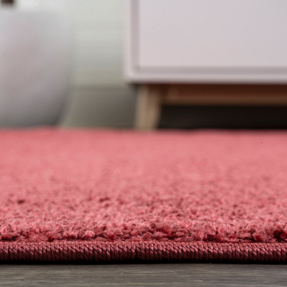Haze Solid Low-Pile Red 5' Round Area Rug